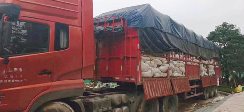 球場材料出貨現(xiàn)場